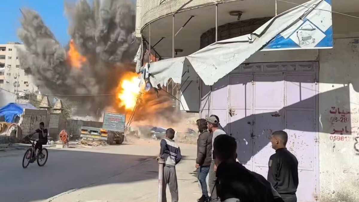 Gaza Offensive Widens as Israel Targets Territory