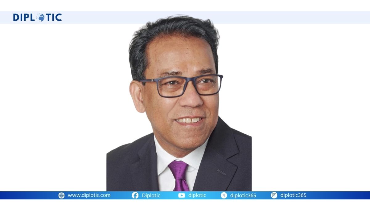 Who is Humanitarian leader Kazi Enayet Ullah contesting from Dhaka-17?